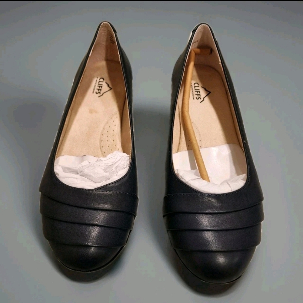 Cliffs by WHITE MOUNTAIN Black Leather Ballet Flats